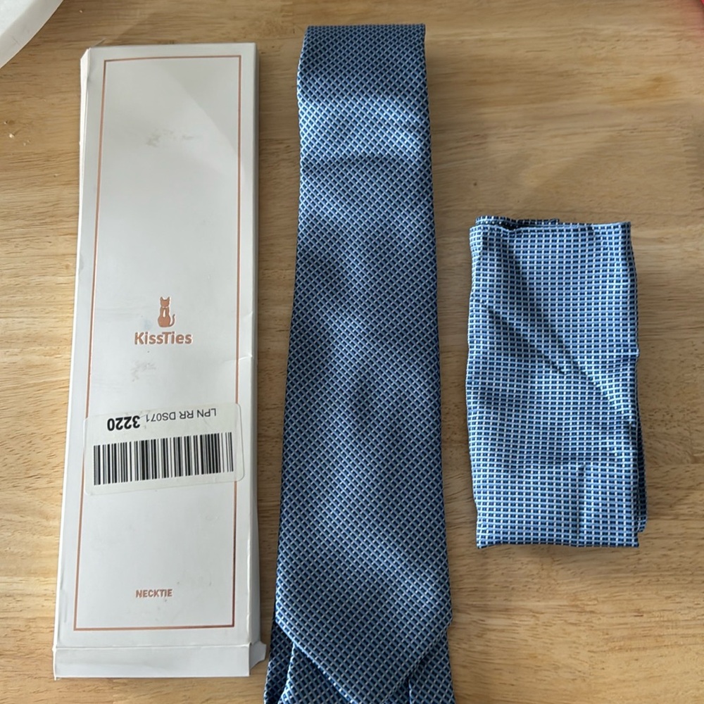 Kirstie’s never been worn tie men’s with pocket square - blue